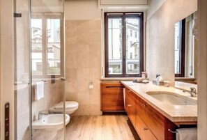 Executive Apartment | Bathroom | Rainfall showerhead, slippers, bidet, towels - Suite Santa Tecla (Milan)