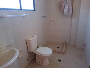 Dusche, kostenlose Toilettenartikel, Handtücher