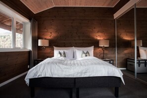 Deluxe Room | Premium bedding, desk, iron/ironing board, rollaway beds