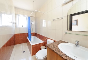 Bathroom - Mike & Lenos Tsoukkas Seaview Apartments (Paralimni)