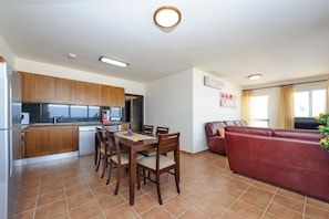 Apartment, 3 Bedrooms, Balcony, Sea View (Cronus No.1) | In-room dining