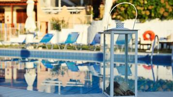 Piscine extérieure, parasols de plage, chaises longues