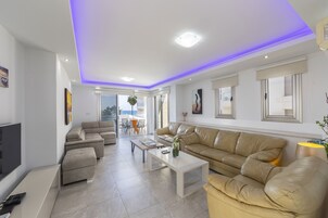 Deluxe Villa (No.11) | Living area | Flat-screen TV