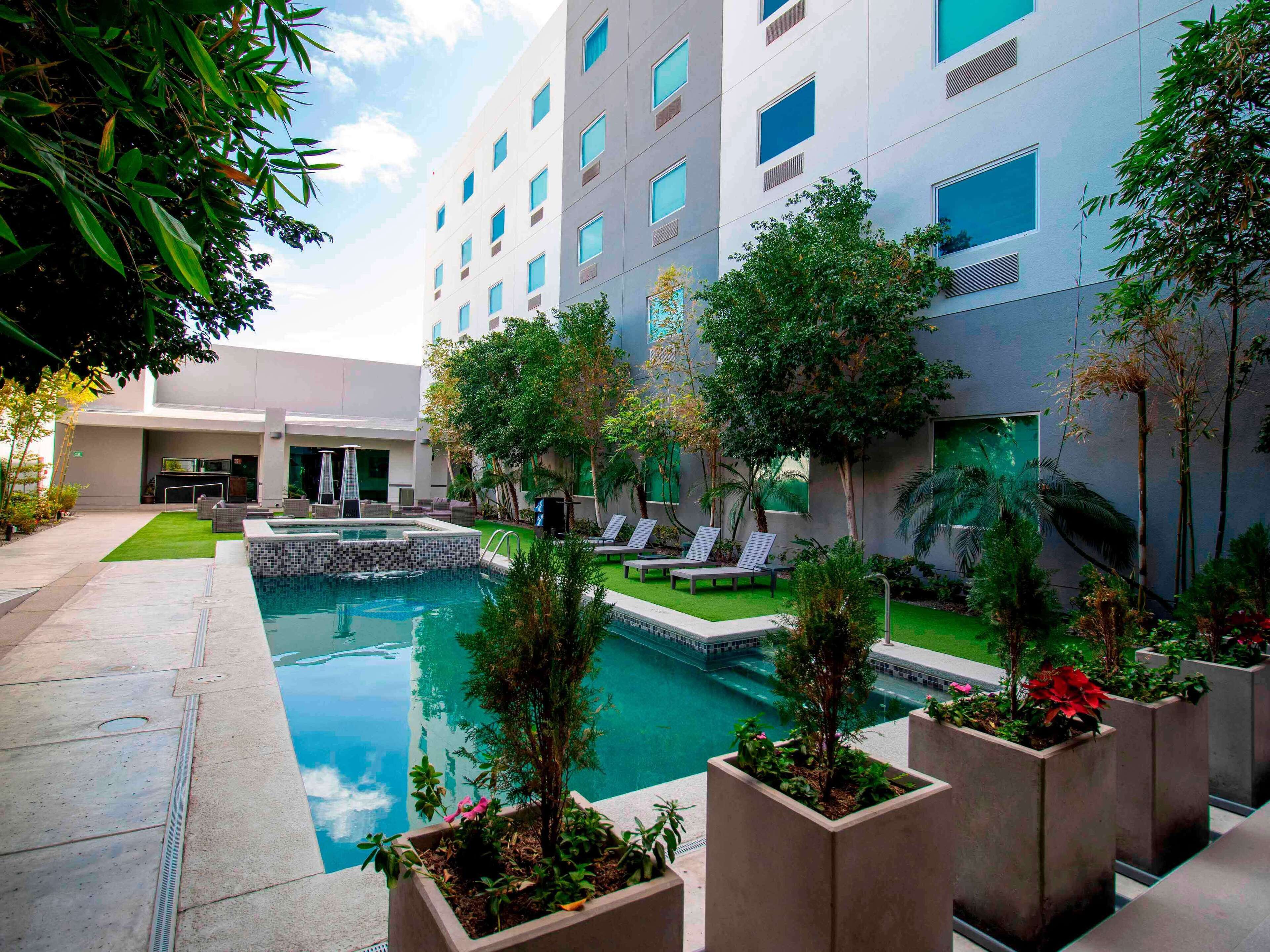 حمّام سباحة خارجي، مظلات على حمّام السباحة، مقاعد للتشمس