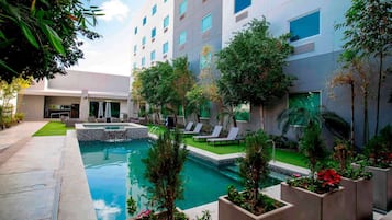 Außenpool, geöffnet von 09:00 Uhr bis 22:00 Uhr, Sonnenschirme