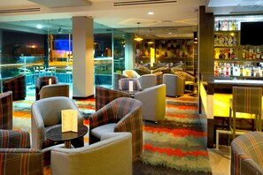 Con servicio de cenas y happy hour 