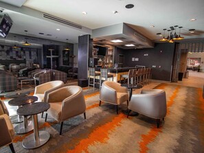 Menghidangkan makan malam dan "happy hour" 