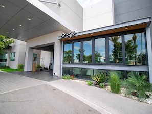 Vista frontal de la propiedad