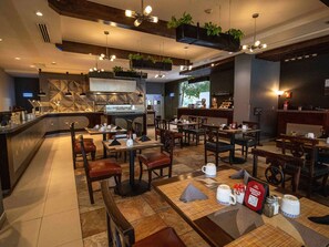 Colazione a buffet, servita tutte le mattine (18 USD a persona) 