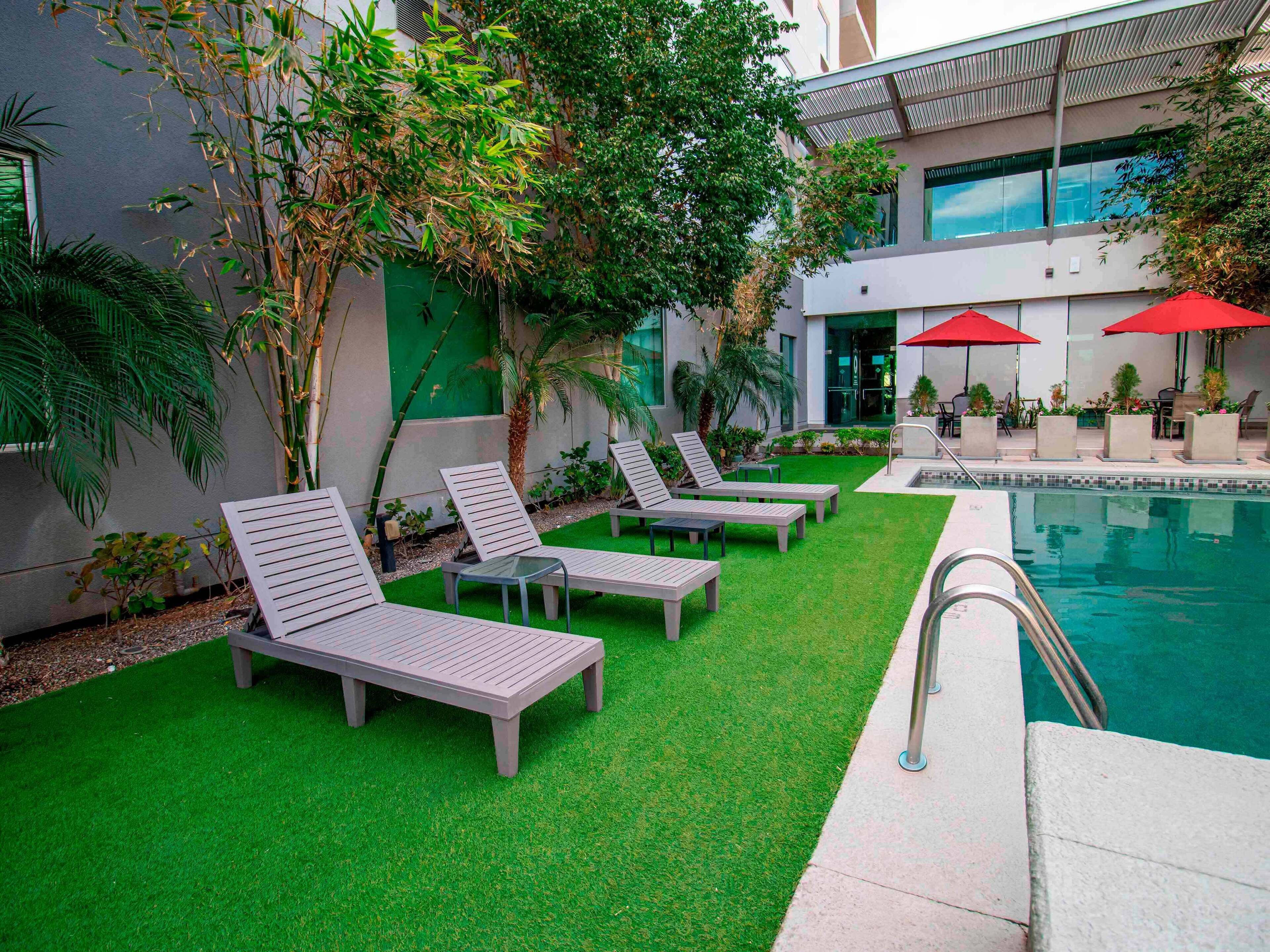 Una piscina al aire libre (de 09:00 a 22:00), sombrillas, tumbonas