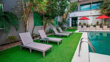 Una piscina al aire libre (de 09:00 a 22:00), sombrillas, tumbonas