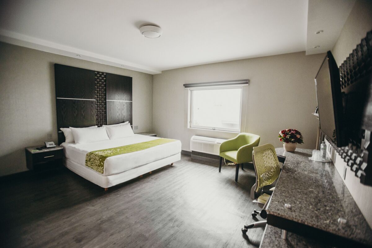 Ropa de cama de alta calidad y caja de seguridad en la habitación 