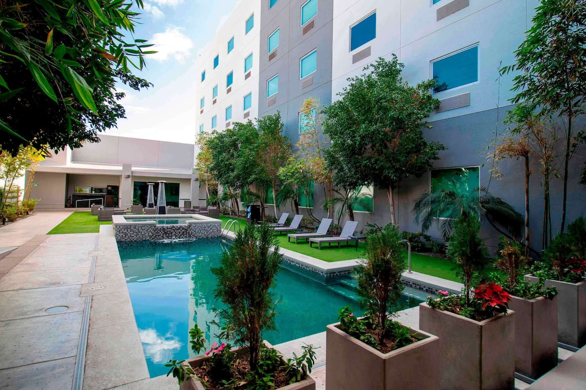 outdoor pool, open 9:00 am to 10:00 pm, pool umbrellas, pool loungers