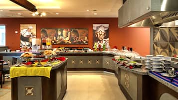 Se sirven desayunos, comidas, cenas y cocina internacional