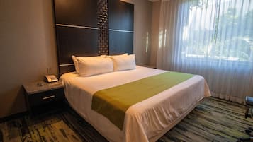 Superior kamer, 1 kingsize bed | Luxe beddengoed, een kluis op de kamer, een bureau, een laptopwerkplek