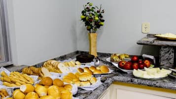 Café da manhã com buffet grátis todos os dias