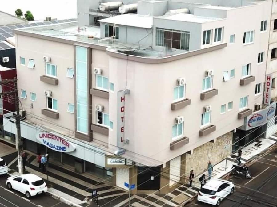 Un hotel con fachada plana, varias ventanas y una entrada visible.