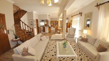 Villa | Living room | Flat-screen TV, DVD player