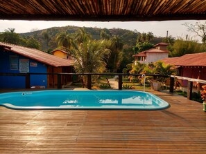 Piscine couverte, piscine extérieure, chaises longues