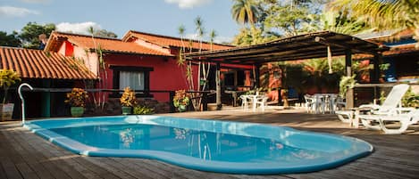 Sisäuima-allas, ulkouima-allas, aurinkotuoleja