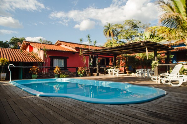 Innenpool, Außenpool, Liegestühle