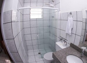 Standard Triple Room | Bathroom