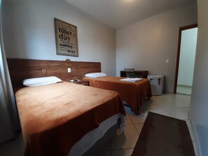 Minibar, Schreibtisch, laptopgeeigneter Arbeitsplatz