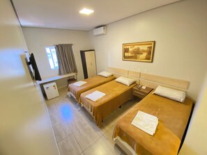 プレミアム ルーム | ミニバー、デスク、ノートパソコン用作業スペース、遮光カーテン