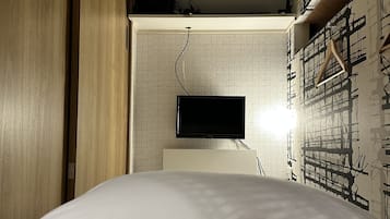 Dormitorio compartido, dormitorio mixto, para no fumadores (with TV) | Edredón, caja de seguridad en la habitación y decoración personalizada