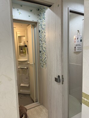 40-Bed Dorm for Women | Bathroom shower - Cafe & Hostel Kimi to Ichigo (Osaka)