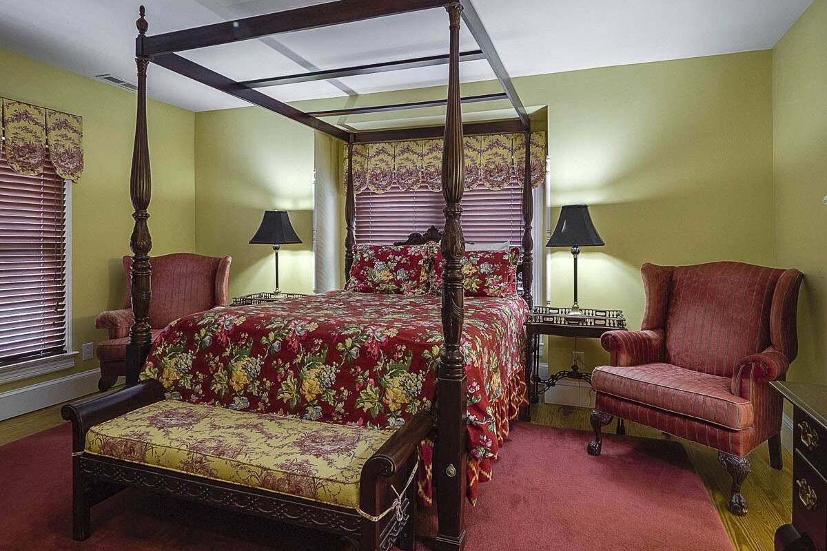 5 Deluxe double, Queen fireplace
