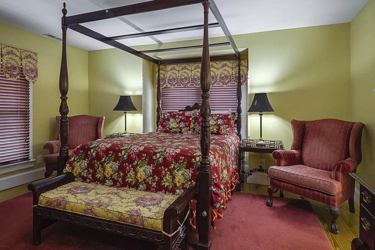 5 Deluxe double, Queen fireplace