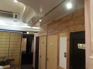 Hallway - Guest House Gorkha Bazar - Hostel (Osaka)