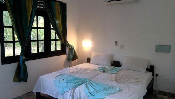 Premium bedding, desk, iron/ironing board (on request) - Ancient Villa (Sigiriya)