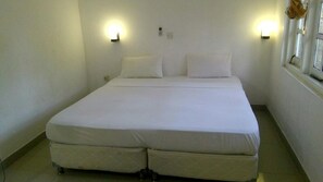 Hochwertige Bettwaren, Schreibtisch, Bügeleisen/Bügelbrett