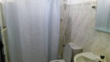 Shower, perlengkapan mandi gratis, pengering rambut, dan sandal