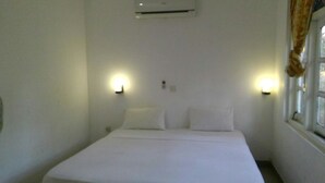 Premium bedding, desk, iron/ironing board (on request) - Ancient Villa (Sigiriya)
