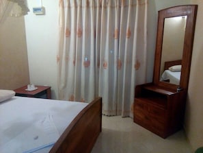 Quarto casal básico | Roupas de cama premium, escrivaninha, ferros/tábuas de passar roupa