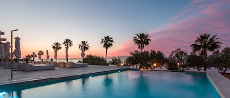 Una piscina cubierta, una piscina al aire libre de temporada