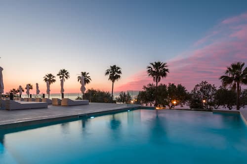 Innenpool, Außenpool (je nach Saison geöffnet)