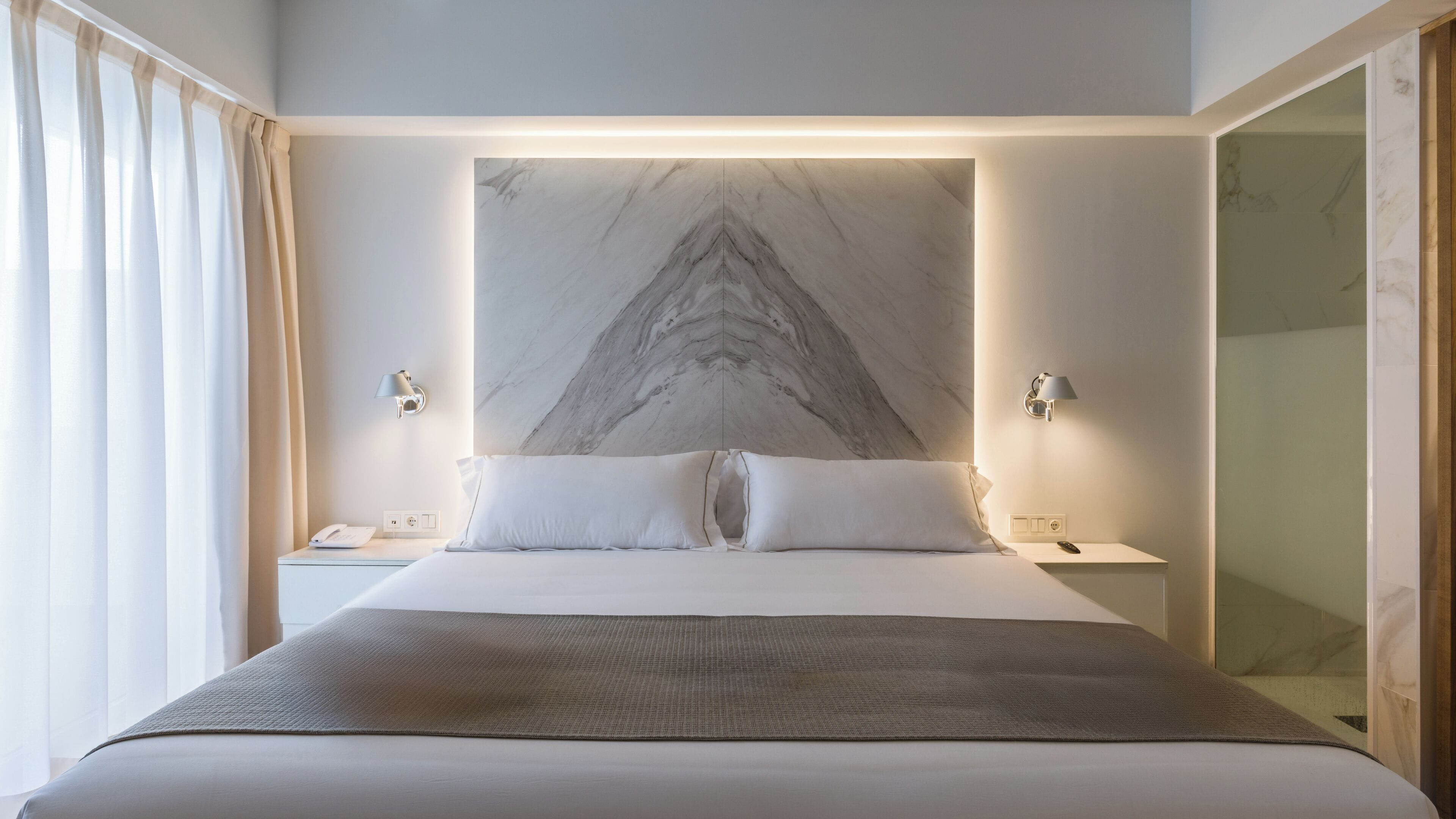 Habitación básica | Minibar, escritorio, espacio para trabajar con laptop y insonorización 