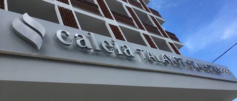 Un edificio con un letrero que dice 'calia TALYOUT SPA HOTEL'.