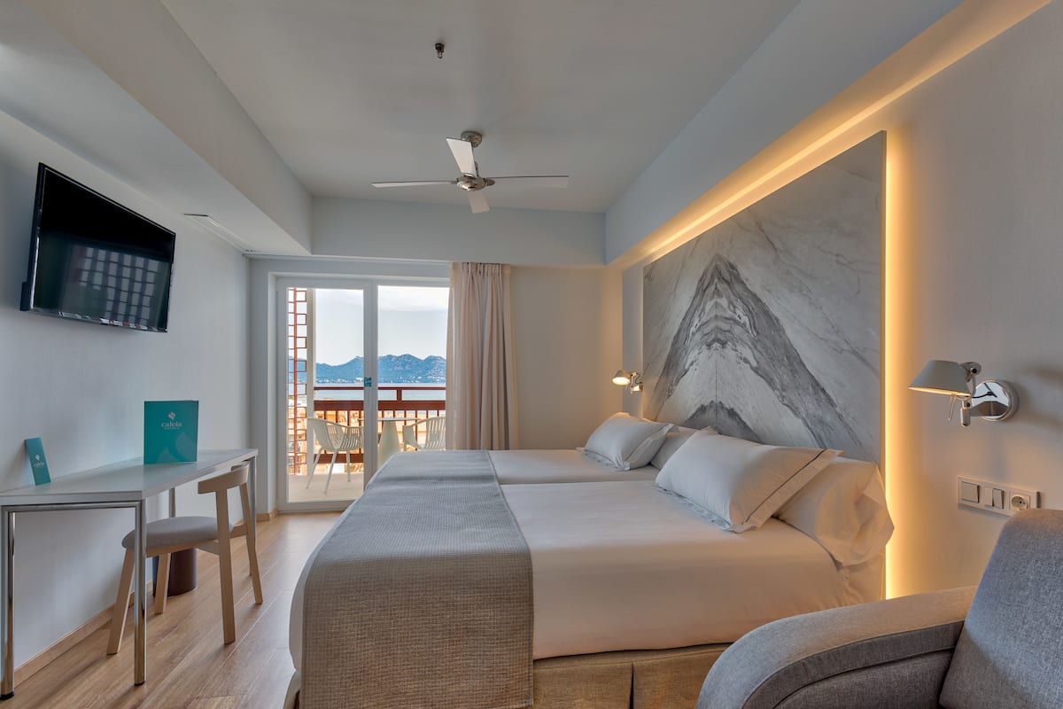 Double Room, Balcony, Partial Ocean View | Minibar, desk, laptop workspace, soundproofing