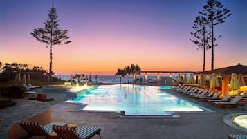 Außenpool, Sonnenschirme, Liegestühle