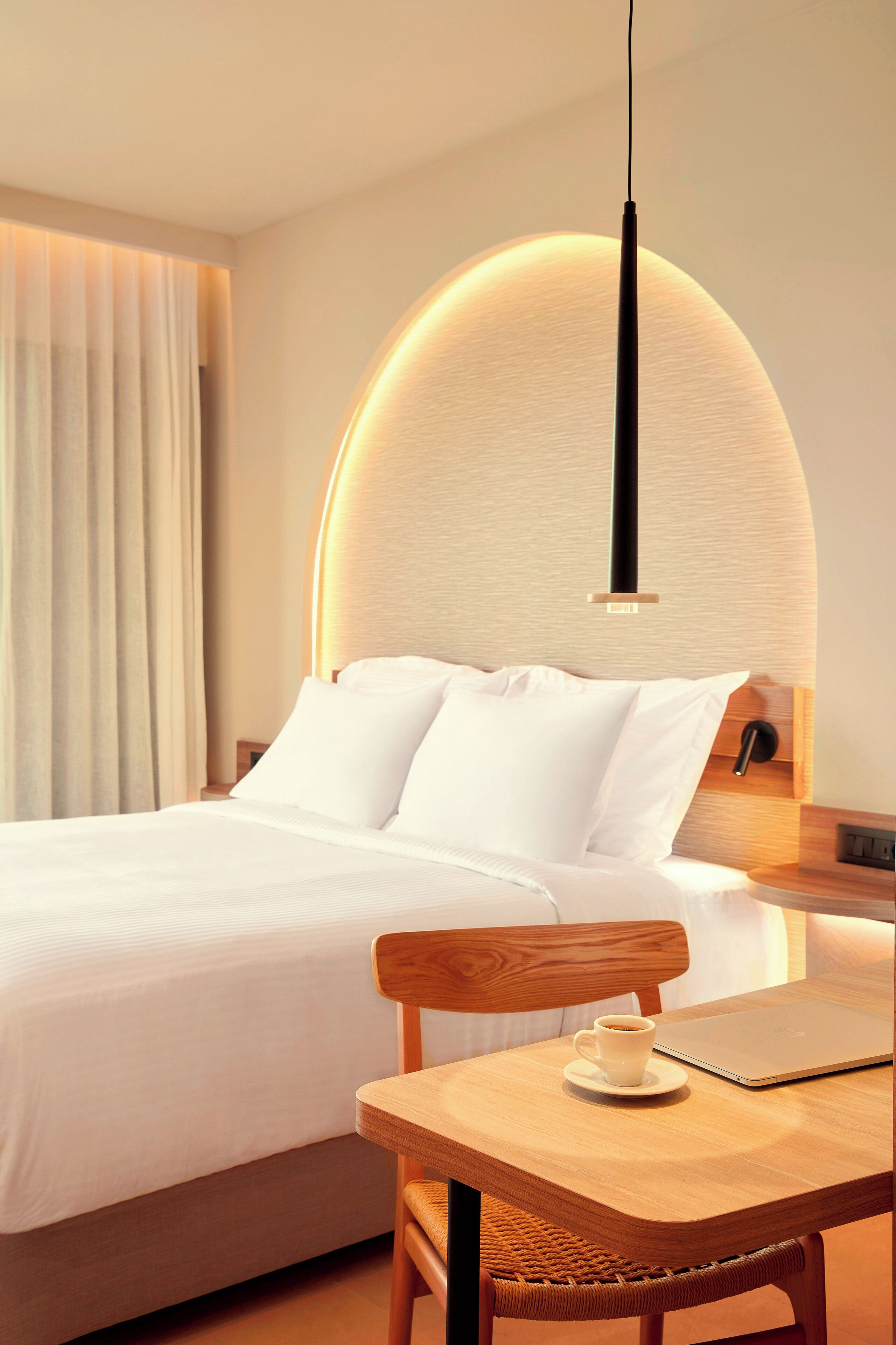 Dobbelt- eller tomannsrom – comfort | Safe på rommet, skrivebord, lydisolert og strykejern/-brett