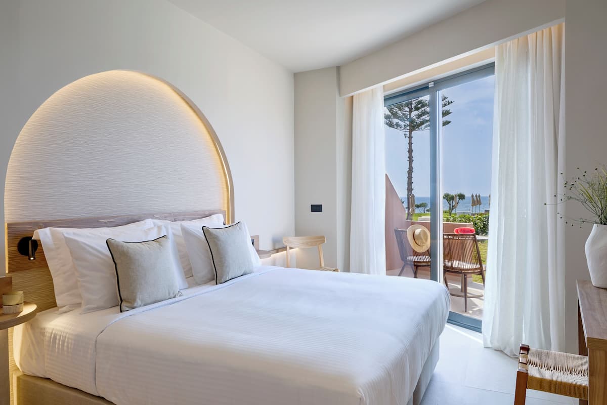 Deluxe Suite Sea View | 1 habitación, caja de seguridad en la habitación y escritorio