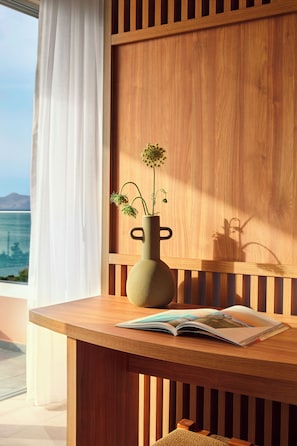 Une table en bois, ornée d’un vase de fleurs et d’un magazine ouvert.
