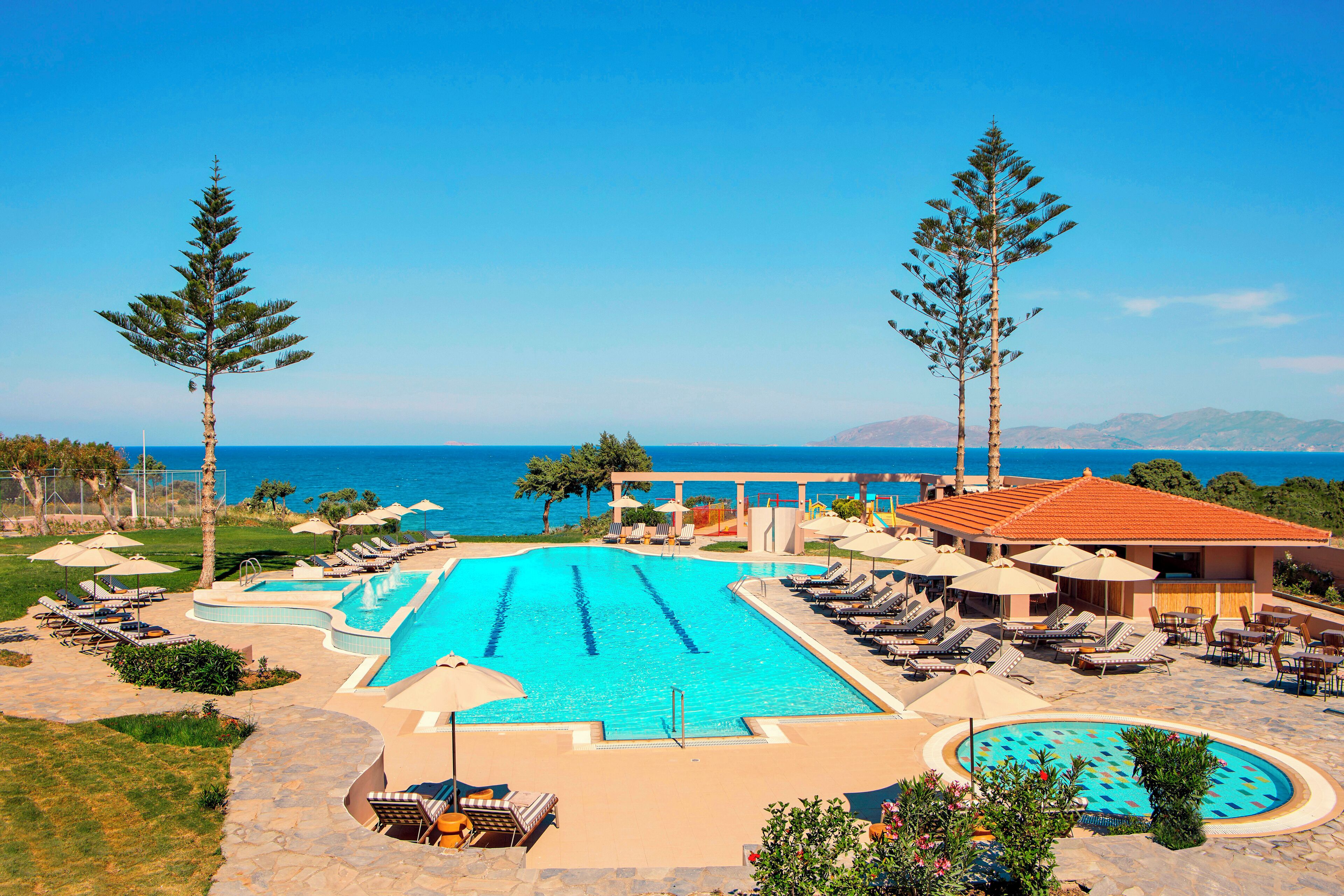 Hồ bơi ngoài trời, dù/ô trên bãi biển/hồ bơi, ghế dài tắm nắng 