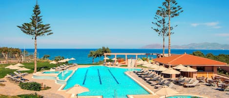 Utomhuspool, parasoller och solstolar