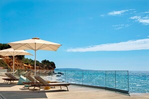 On the beach, sun-loungers, beach umbrellas, beach volleyball - Zeus Kos Beach (Kos)